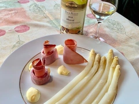 Vin de Sélection du Domaine Spannagel en accord avec des asperges